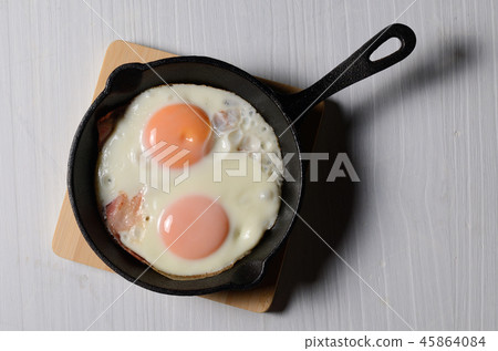 Bacon egg fried egg egg dish Bacon egg fried egg egg dish 45864084