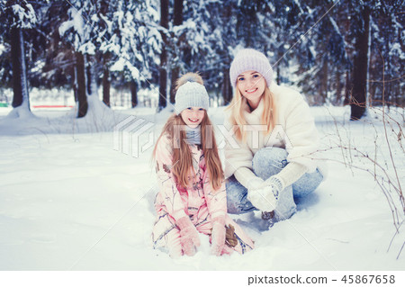 mother and child daughter playing at winter 45867658