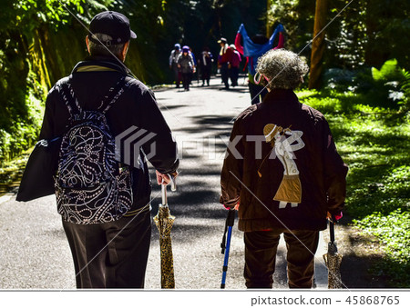 太陽升起,登山客一起爬山去 45868765