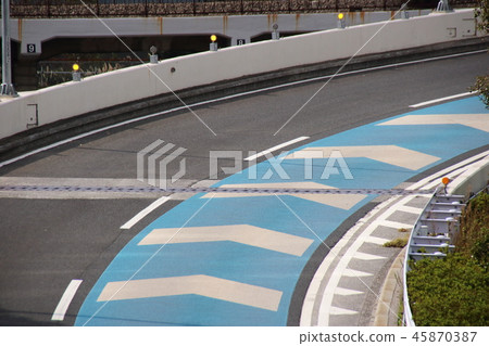 導致ETC車道的色的路面。 （東京都高速公路神奈川1號橫川線，港區未來入口） 45870387