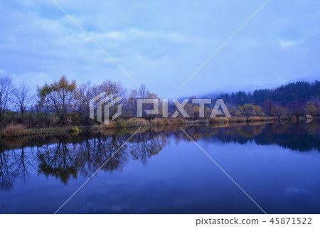 秋天的倒影 45871522