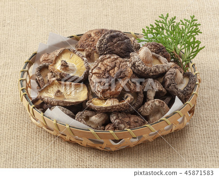 Dried shiitake mushrooms  45871583