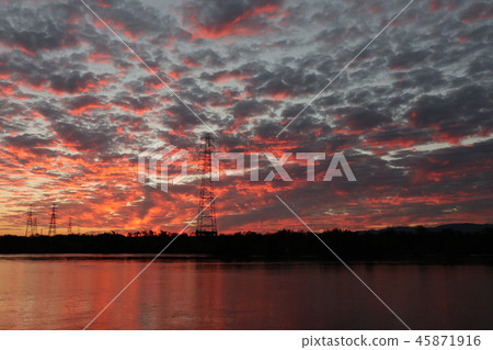 Kamogawa & Sunset Sky: Hirakata City, Osaka Prefecture Kamogawa & Sunset Sky: Hirakata City, Osaka Prefecture 45871916