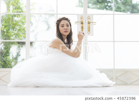 Women in a wedding dress Women in a wedding dress 45872396