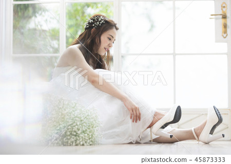 Women in a wedding dress 45873333