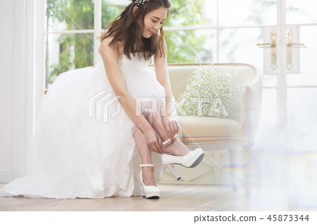 婦女穿著婚紗 婦女穿著婚紗 45873344