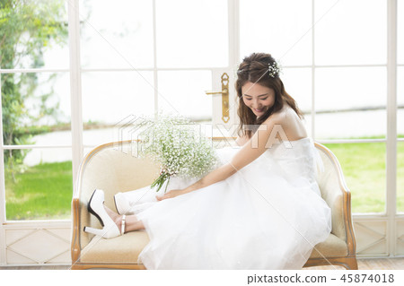 婦女穿著婚紗 婦女穿著婚紗 45874018