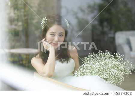 婦女穿著婚紗 45874308