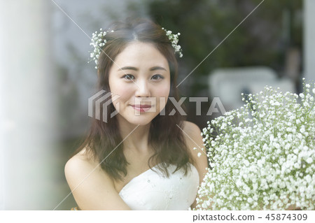 婦女穿著婚紗 45874309