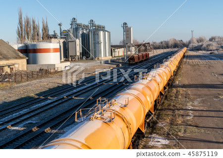 Oil or gas transportation in the railroad 45875119