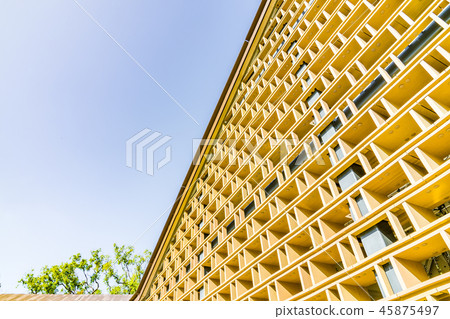 台灣鮮明的特色建築。建築外覆蓋線網格。緊急保護,創意建築設計。 台灣鮮明的特色建築。建築外覆蓋線網格。緊急保護,創意建築設計。 45875497