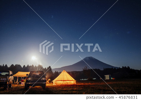 富士山有一個美麗的夜晚和一個發光的帳篷 富士山有一個美麗的夜晚和一個發光的帳篷 45876831