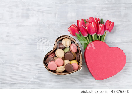 Red tulip flowers and macaroon cookies Red tulip flowers and macaroon cookies 45876898
