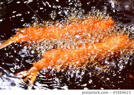 Shrimp fried cooking scene 45884623