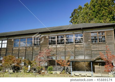 木學校建築學校和色的葉子 木學校建築學校和色的葉子 45889174