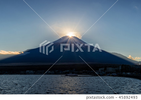Fuji Diamond at Lake Yamanaka in winter season. Diamond Fuji is Fuji Diamond at Lake Yamanaka in winter season. Diamond Fuji is 45892493