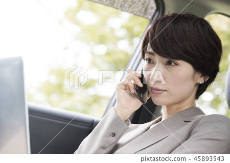 在車里工作的女人 45893543