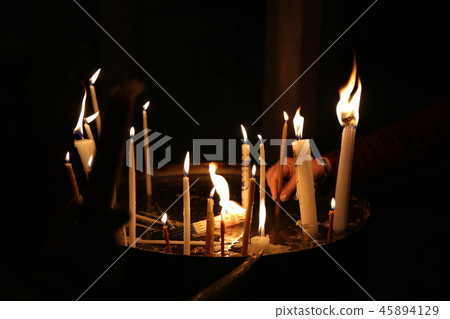 [Jerusalem] People lighting candles at the Church of the Holy Sepulcher 45894129