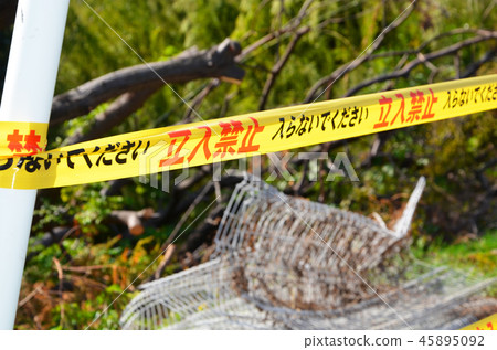 “禁止進入”路障膠帶纏繞在危險的地方 “禁止進入”路障膠帶纏繞在危險的地方 45895092