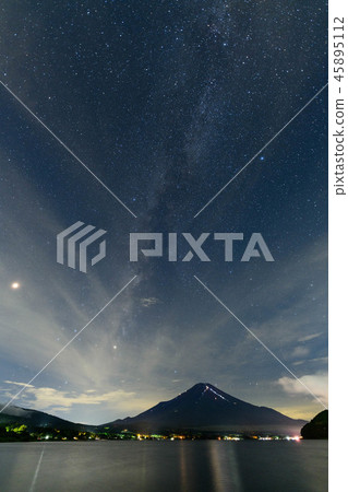 Midsummer starry sky and Mt. Fuji from Lake Yamanaka Midsummer starry sky and Mt. Fuji from Lake Yamanaka 45895112
