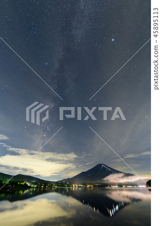 Midsummer starry sky and Mt. Fuji from Lake Yamanaka Midsummer starry sky and Mt. Fuji from Lake Yamanaka 45895113