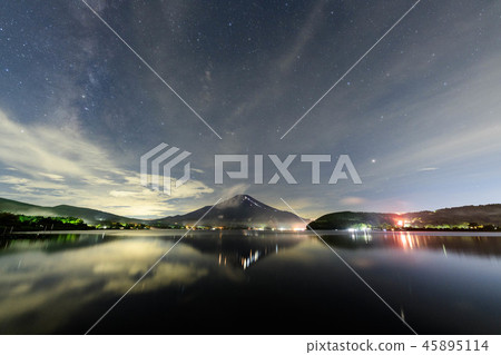 Midsummer starry sky and Mt. Fuji from Lake Yamanaka Midsummer starry sky and Mt. Fuji from Lake Yamanaka 45895114