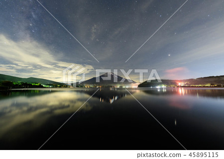 Midsummer starry sky and Mt. Fuji from Lake Yamanaka Midsummer starry sky and Mt. Fuji from Lake Yamanaka 45895115