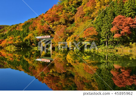 Sakai越西線的秋季水鏡 45895962