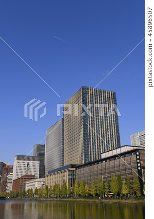 Tokyo cityscape in Japan We look at airplanes going to the blue sky and the new commercial facility "Double Bridge Square" (in Marunouchi Double Bridge Building) Tokyo cityscape in Japan We look at airplanes going to the blue sky and the new commercial facility "Double Bridge Square" (in Marunouchi Double Bridge Building) 45896507