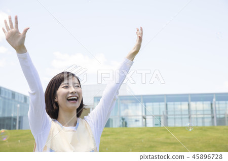 Mr. Habu waving her hand 45896728