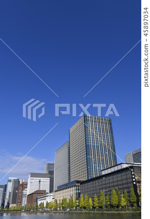 日本的東京都市風景看新的商業設施“雙橋廣場”（在丸之內雙橋大樓） 45897034