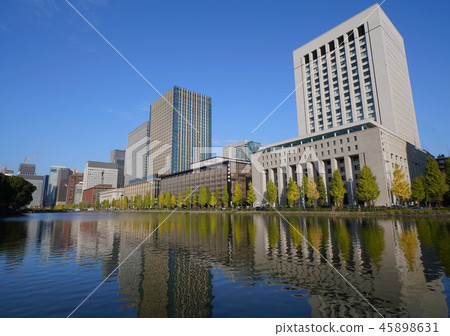 日本的東京都市風景您可以在皇宮前看到商業區的摩天大樓。 45898631