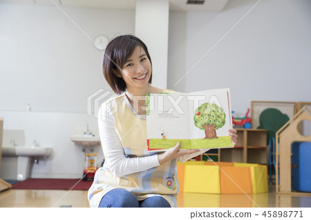 Childcare teacher (Hojo) who reads picture book 45898771