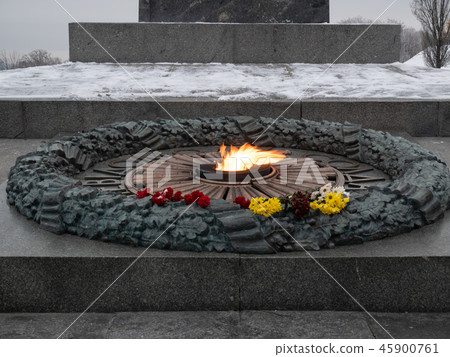 flowers at eternal flame monument of world war II flowers at eternal flame monument of world war II 45900761