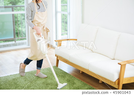A woman cleaning a vacuum cleaner 45901043