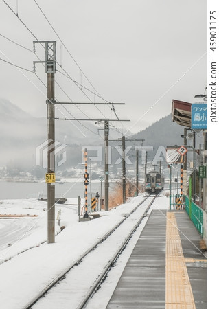 多雪的國家的風景 45901175