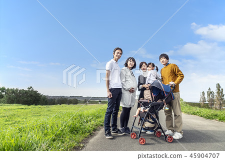An image of a pregnant couple meeting with a friend who already has two children 45904707