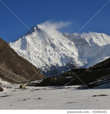 Mount Cho Oyu, high mountain seen from Gokyo. 45906301