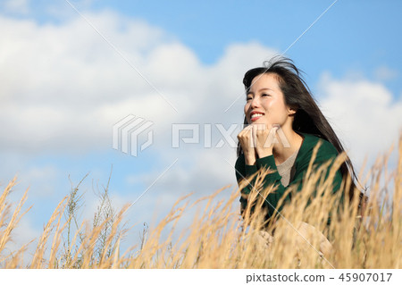 看距離的婦女在草甸 看距離的婦女在草甸 45907017