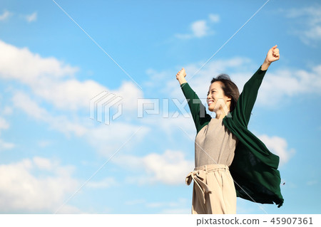 舉起雙手的女人 舉起雙手的女人 45907361