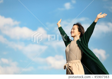 舉起雙手的女人 舉起雙手的女人 45907363
