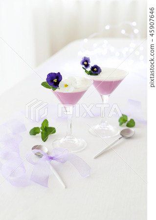Purple rose mousse 45907646