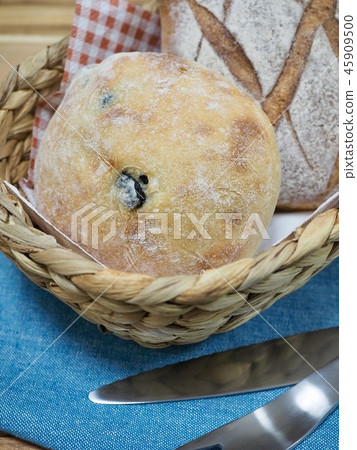 在烤箱烘烤的全麥麵包 在烤箱烘烤的全麥麵包 45909500