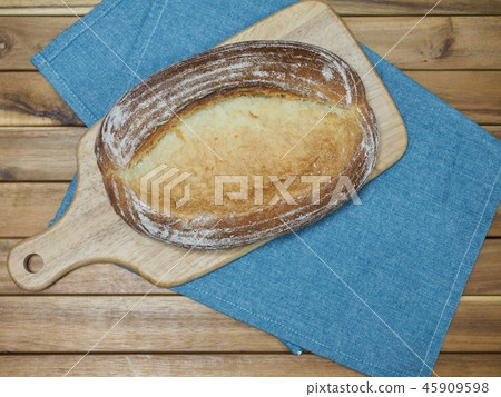 在烤箱烘烤的全麥麵包 45909598