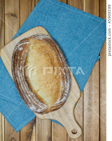 在烤箱烘烤的全麥麵包 45909599
