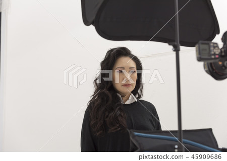 Model woman shooting scene 45909686