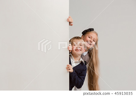 Banner with a surprised children peeking at the edge 45913035