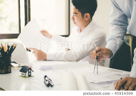 Engineer meeting for architectural project 45914309