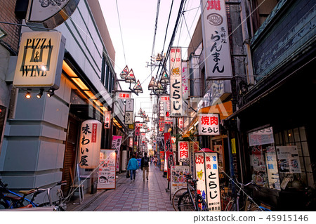 東京都市風景在日本中野站北出口,Nakano Sanmall購物區在胡同區域的後巷 東京都市風景在日本中野站北出口,Nakano Sanmall購物區在胡同區域的後巷 45915146