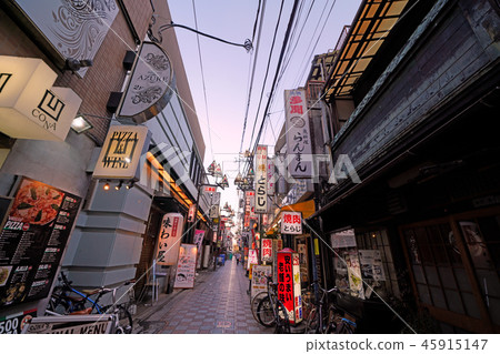 東京都市風景在日本中野站北出口,Nakano Sanmall購物區在胡同區域的後巷 東京都市風景在日本中野站北出口,Nakano Sanmall購物區在胡同區域的後巷 45915147